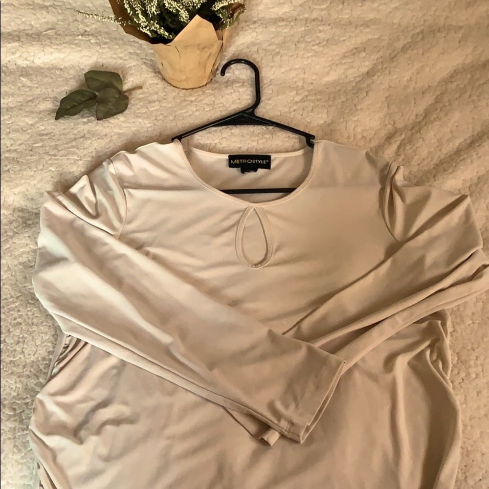 Elegant cream blouse 100% polyester (size large)